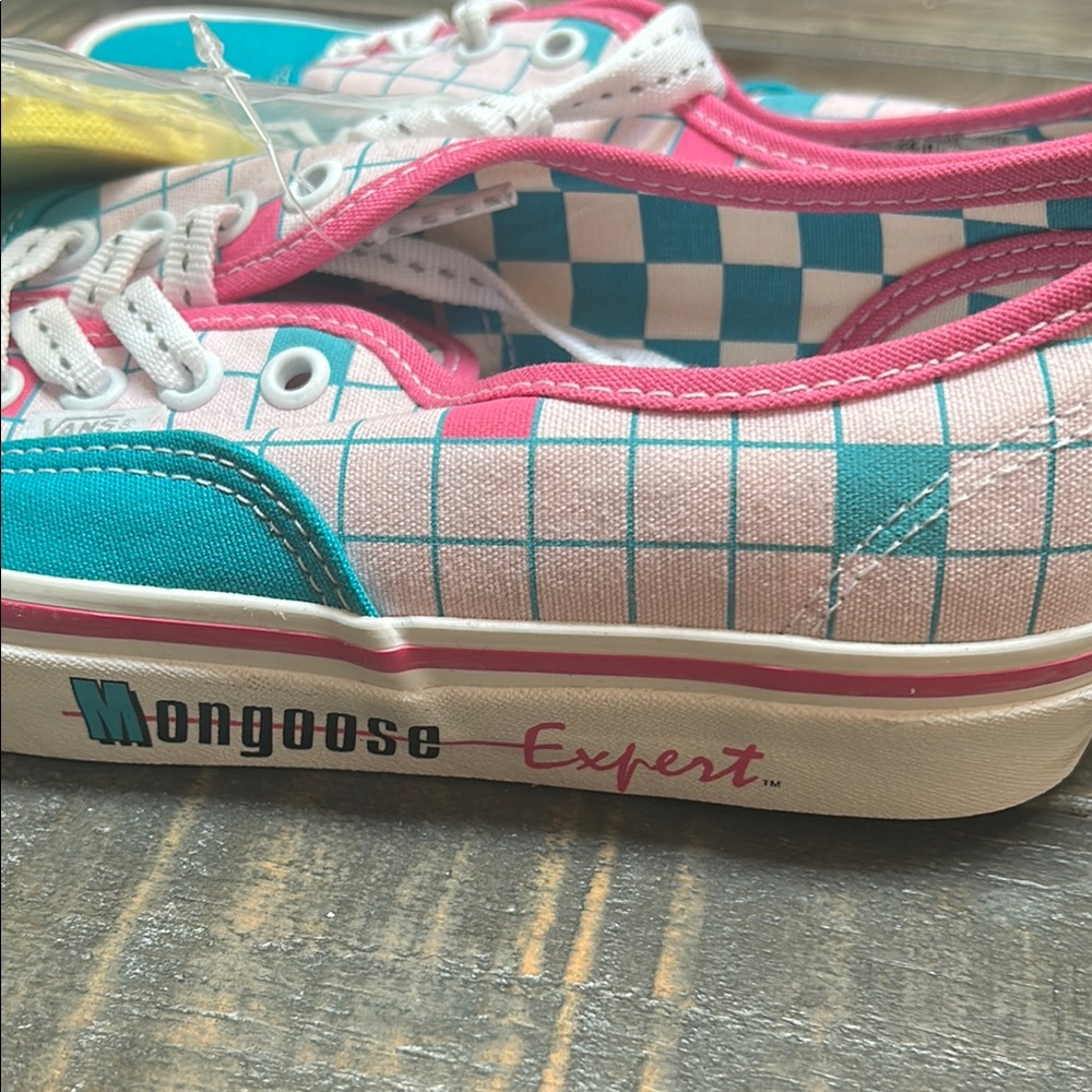 Mongoose Vans Size Men’s 6 Ladies 7.5